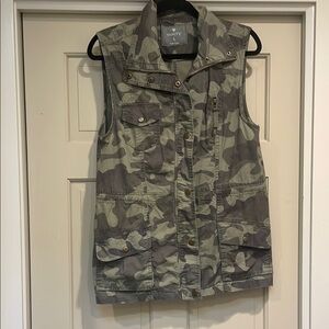 Camouflage Sleeveless Utility Vest Size Large